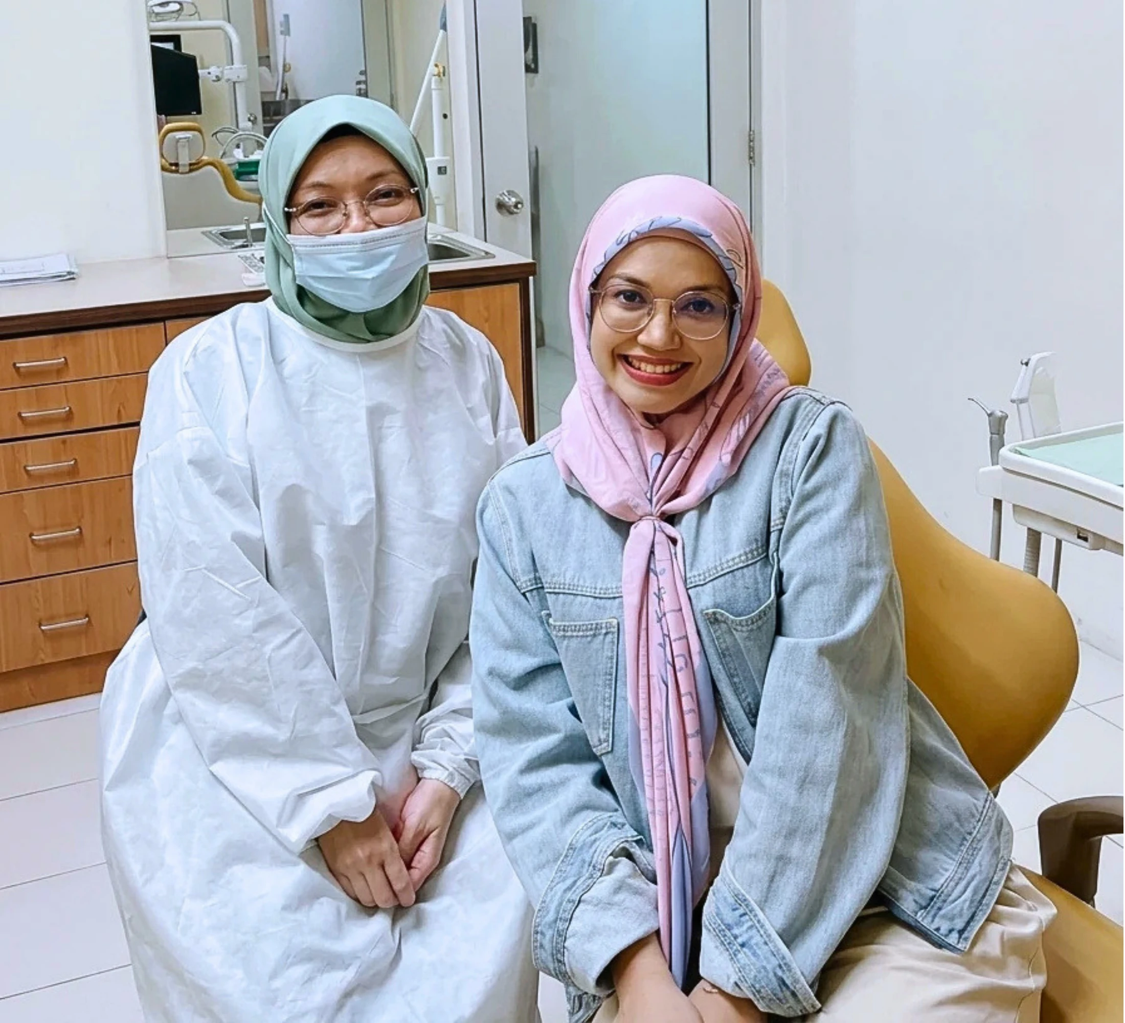 Pengunjung di Klinik Pergigian Azila; foto dibekalkan dan diluluskan untuk demo.