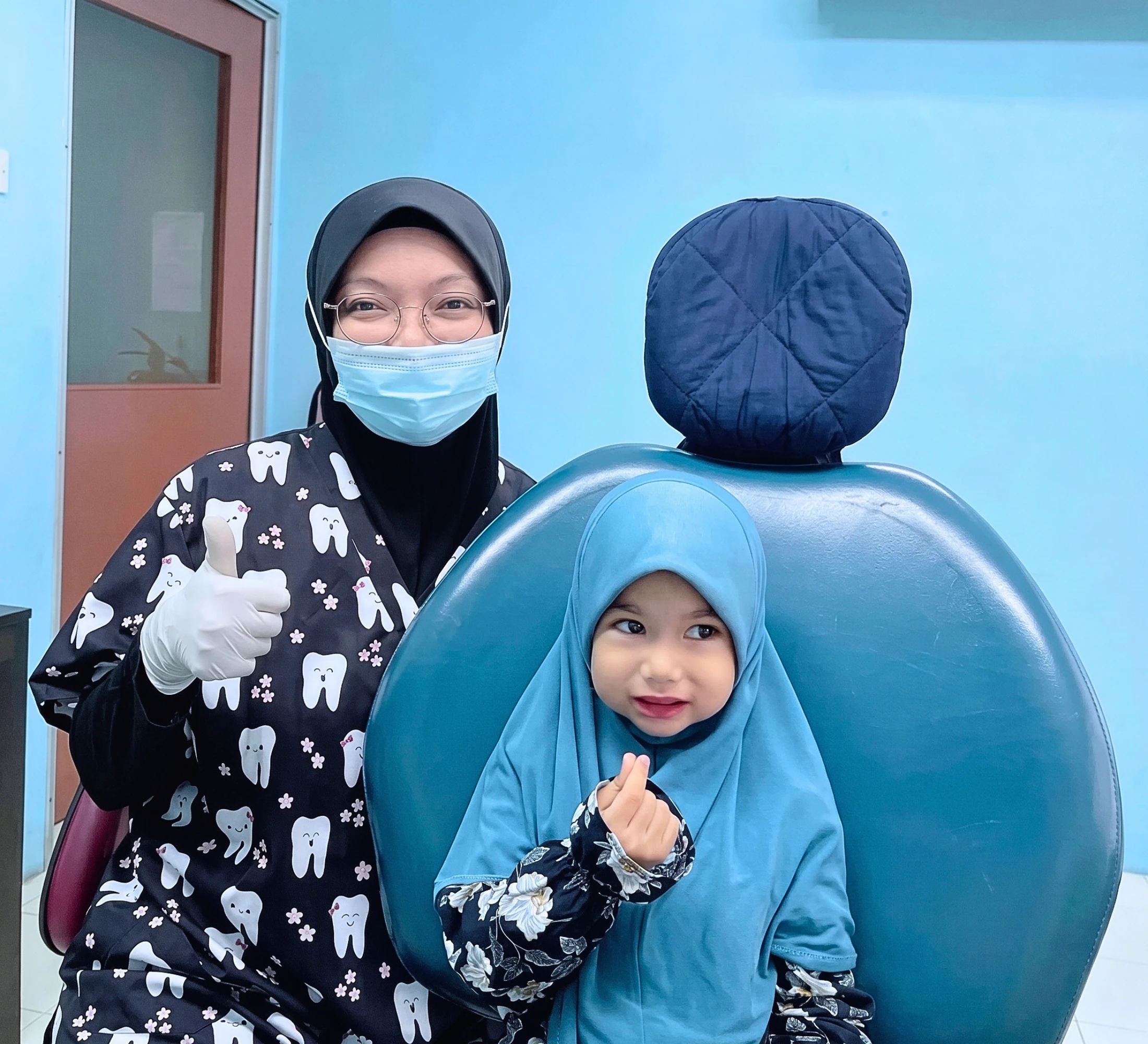 Pengunjung di Klinik Pergigian Azila; foto dibekalkan dan diluluskan untuk demo.