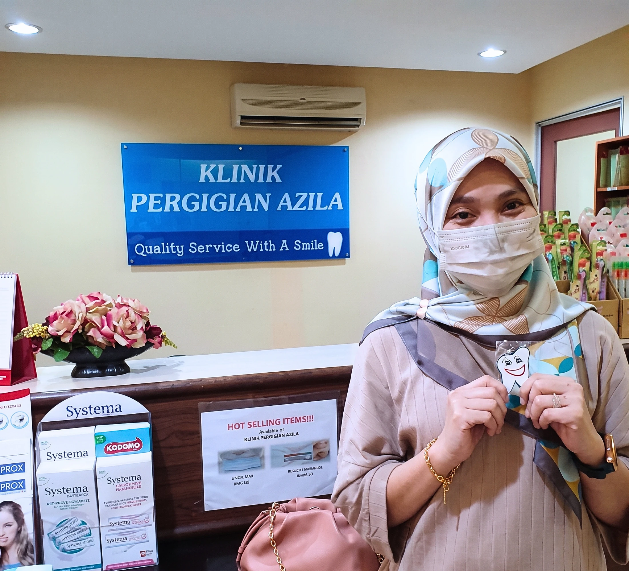 Pengunjung di Klinik Pergigian Azila; foto dibekalkan dan diluluskan untuk demo.